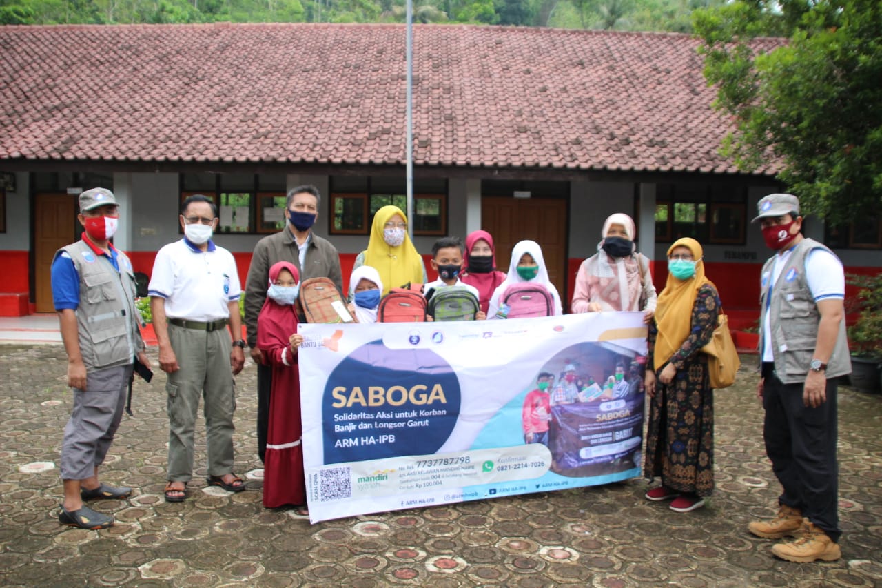 ARM HA-IPB Salurkan Bantuan untuk Korban Banjir Bandang Garut